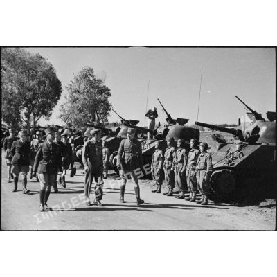 Lors d'une inspection de la 5e division blindée (DB), le général de corps d'armée Roger Leyer, aide-major général chargé de l'organisation, passe en revue les équipages et chars du 6e régiment de chasseurs d'Afrique (RCA).