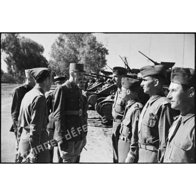 Lors d'une inspection de la 5e division blindée (DB) par le général de corps d'armée Roger Leyer, aide-major général chargé de l'organisation, des commandants d'escadrons du 6e régiment de chasseurs d'Afrique (RCA) lui sont présentés.