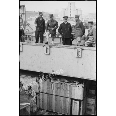 Le général de corps d'armée Roger Leyer à bord d'un Liberty ship dans le port de Casablanca.