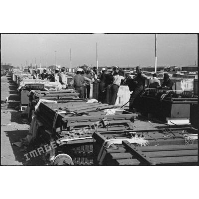 Ouverture de caisses de matériel contenant des remorques "1 ton" pour camions GMC dans le port de Casablanca.
