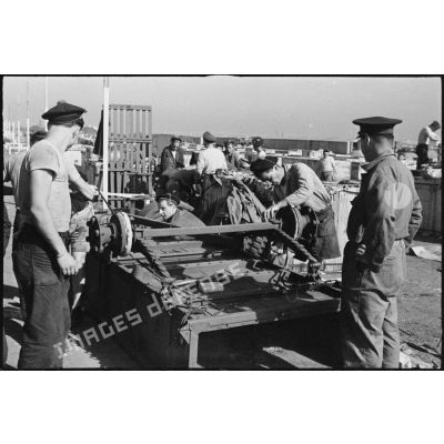 Des marins français montent une remorque "1 ton" pour camions GMC sur la chaîne de montage des matériels livrés par les Etats-Unis sur le port de Casablanca.