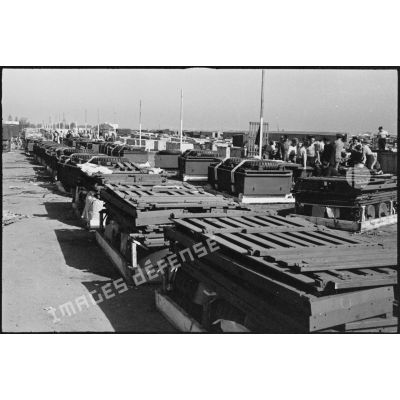 Des remorques "1 ton" pour camions GMC et des jeeps sont conditionnées sur la chaîne de montage de matériel livré par les Etats-Unis sur le port de Casablanca.