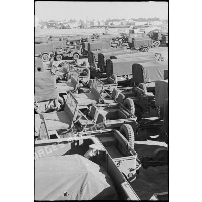 Stockage de jeeps Ford GPW et de remorques bâchées sur la chaîne de montage de matériel américain destiné aux troupes françaises sur le port de Casablanca.