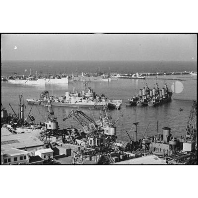 Vue du port de Casablanca : Liberty ships à quai et au déchargement.