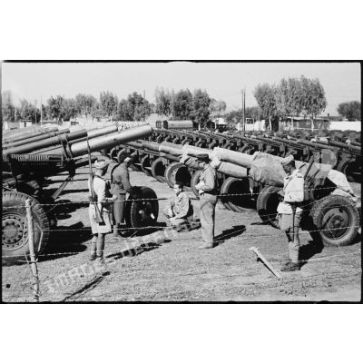 Stockage d'obusiers de 105 mm M2A2 d'origine américaine sur la chaîne de montage de Casablanca avant leur affectation dans les différentes unités françaises.
