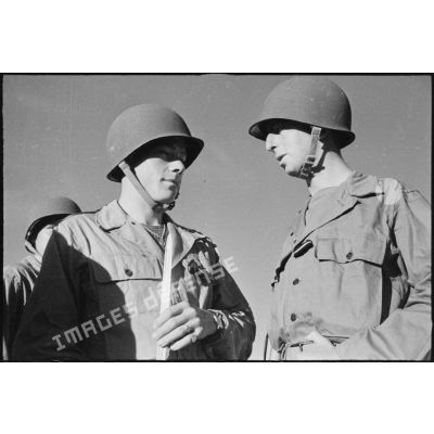 Rassemblement de soldats de la 2e division blindée (2e DB), équipés de tenues américaines, lors d'une inspection de la division.