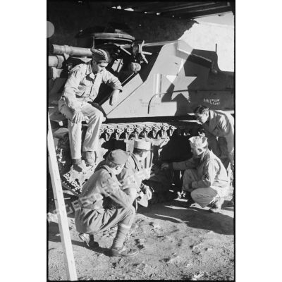 Au centre d'instruction divisionnaire, un sergent instructeur américain donne des détails techniques concernant les galets de roulement d'un obusier automoteur de 105 mm Howitzer Motor Carriage M7 à des soldats de la 2e division blindée (2e DB).