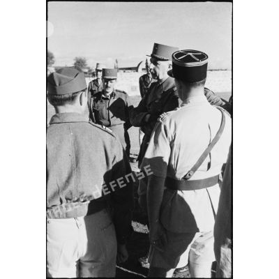 Le général d'armée Roger Leyer, chef d'état-major général Guerre, s'adresse aux officiers de l'état-major de la 2e division blindée (2e DB) lors d'une visite d'inspection auprès de la grande unité.