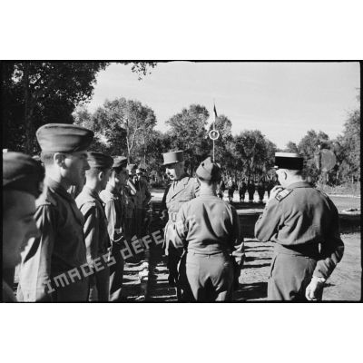 Lors d'une inspection auprès de la 2e division blindée (2e DB), le général de corps d'armée Roger Leyer, chef d'état-major général Guerre, s'entretient avec des officiers du 12e régiment de chasseurs d'Afrique (12e RCA), commandé par le colonel Paul de Langlade.