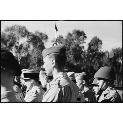 Des officiers de la 2e division blindée (2e DB) écoutent l'allocution du général de corps d'armée Roger Leyer, chef d'état-major général Guerre, lors d'une visite d'inspection de la division.
