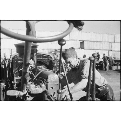 Un Légionnaire procède au montage d'un moteur de camion GMC à la chaîne de montage de matériel d'Oran.