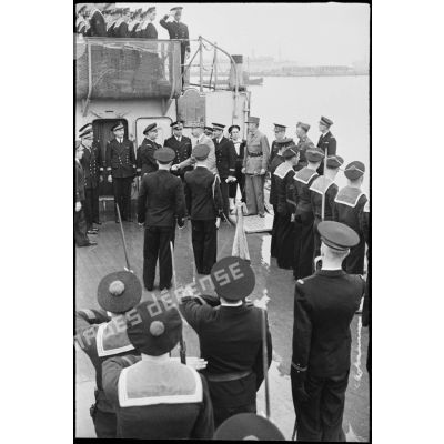 A son arrivée à bord du cuirassé Richelieu, le général d'armée Giraud, commandant en chef civil et militaire, salue le capitaine de vaisseau Roger Lambert, commandant le bâtiment.