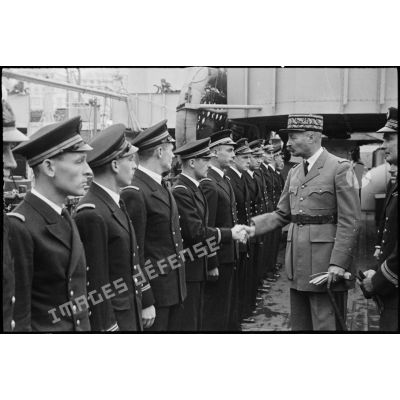 Le général d'armée Giraud rencontre les officiers de l'état-major du contre-torpilleur Terrible.