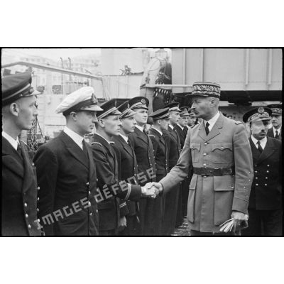 Le général d'armée Henri Giraud, commandant en chef civil et militaire, passe en revue l'équipage du contre-torpilleur le Terrible et salue les officiers de l'état-major.