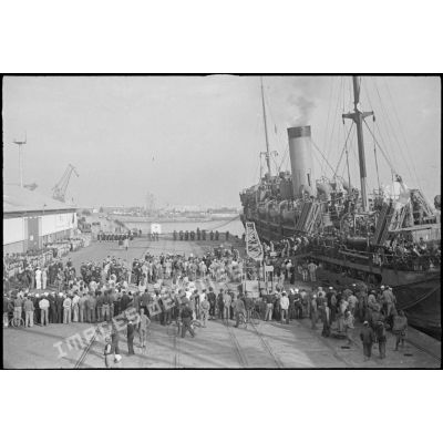 Vue générale de réfugiés français débarquant d'un cargo dans le port de Casablanca.