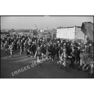 Tirailleurs marocains escortant des prisonniers italiens dans le port de Casablanca.