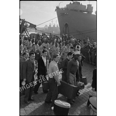 Arrivée de réfugiés français dans le port de Casablanca accueillis par la musique du 11e RIC.