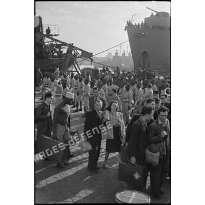 Arrivée de réfugiés français dans le port de Casablanca accueillis par la musique du 11e RIC.