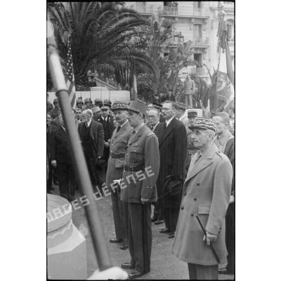 Les généraux d'armée Giraud (à gauche), Catroux et le général de brigade de Gaulle au monument aux morts d'Alger.