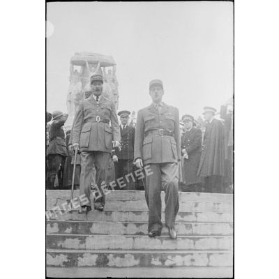 Le général de Gaulle et le général Giraud quittent le monument aux morts d'Alger.
