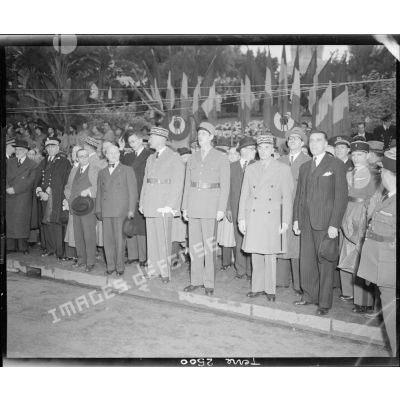 Le général d'armée Giraud, le général de brigade de Gaulle et le général d'armée Catroux attendent le défilé des troupes.