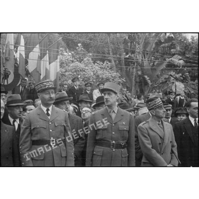 Portrait de groupe et en buste du général d'armée Giraud avec le général de brigade de Gaulle et le général d'armée Catroux attendant le défilé des troupes.