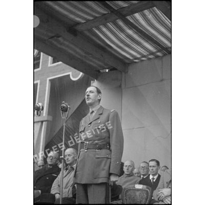 Portrait en buste du général de brigade de Gaulle faisant un discours.