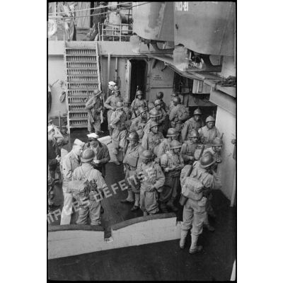 Attroupement de fantassins français sur un bâtiment américain de transport d'hommes et de matériel : les soldats reçoivent les consignes.
