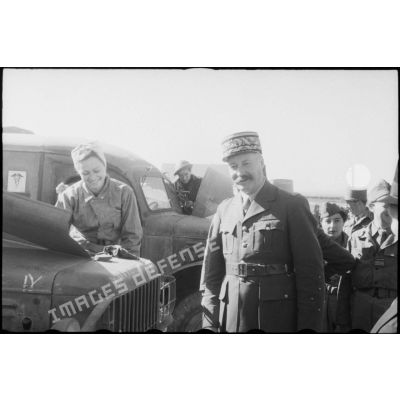 Le général d'armée Henri Giraud, commandant en chef civil et militaire, inspecte une unité médicale.