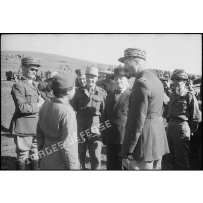 Le général d'armée Henri Giraud, commandant en chef civil et militaire, et André Le Troquer, commissaire à la Guerre et à l'Air, discutent avec une conductrice-ambulancière.