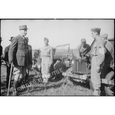 Le général Giraud inspecte les jeeps.