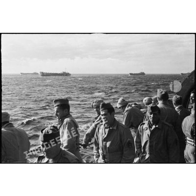 Des hommes de la 2e division d'infanterie marocaine (2e DIM) sont en partance pour l'Italie à bord d'un landing ship tanks (LST).