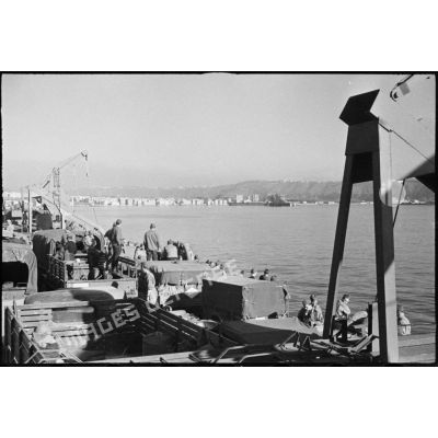 Un convoi de landing ships tanks (LST), transportant des troupes du corps expéditionnaire français (CEF) est à l'approche du golfe de Pozzuoli dans la baie de Naples.