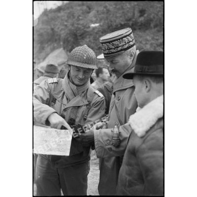 Le général Giraud et André Le Trocquer s'entretiennent avec le colonel Molle, commandant le 8e RTM (régiment de tirailleurs marocains), qui leur montre une carte.