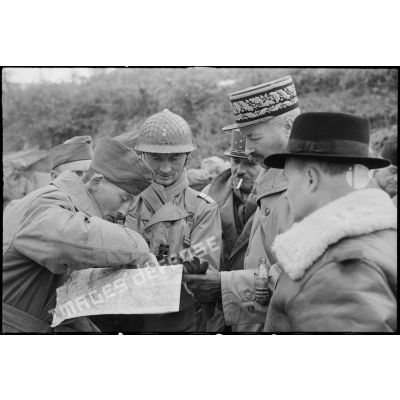 Le général Giraud, André Le Trocquer et le général Juin s'entretiennent avec le colonel Molle qui leur montre une carte.