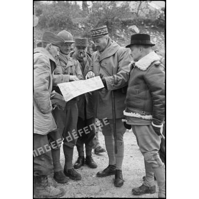 Le général Giraud, André Le Trocquer et le général Juin s'entretiennent avec un officier qui leur montre une carte.