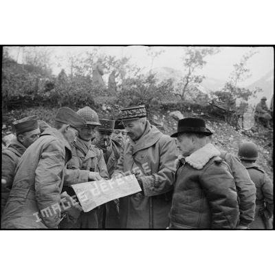 Le général Giraud, André Le Trocquer et le général Juin s'entretiennent avec un officier qui leur montre une carte.