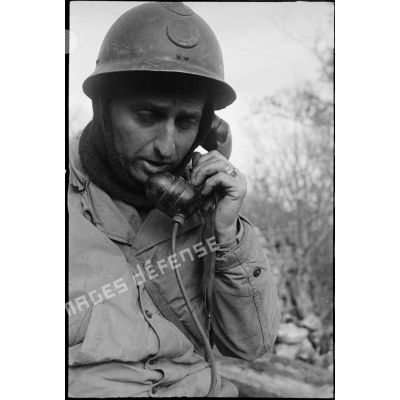 Portrait d'un sous-officier téléphonant au poste de commandement.