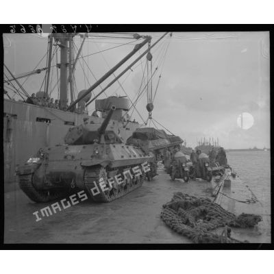 Débarquement de chasseurs de chars M10 (ou tanks destroyers M10) du 2e escadron du 8e régiment de chasseurs d'Afrique (8e RCA) sur un quai du port de Naples. Au premier plan, le TD M10 Gaoua appartenant au 1er peloton.