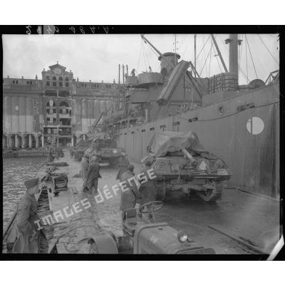Débarquement de chasseurs de chars TD M10 (ou tanks destroyers) du 2e escadron du 8e régiment de chasseurs d'Afrique (RCA) sur un quai du port de Naples.