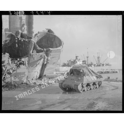 Un chasseur de chars TD M10 (ou tanks destroyer) du 2e escadron du 8e régiment de chasseurs d'Afrique (RCA) rejoint une zone de regroupement après avoir débarqué sur un quai du port de Naples.