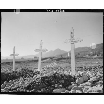 Tombes dans le cimetière de la 2e division d'infanterie marocaine (DIM) à Roccaravindola, dans le secteur de Venafro.