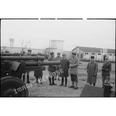 Le général de corps d'armée Koeltz écoute les explications du colonel commandant l'artillerie divisionnaire.