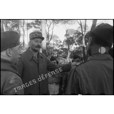 Le général Giraud converse avec des officiers.