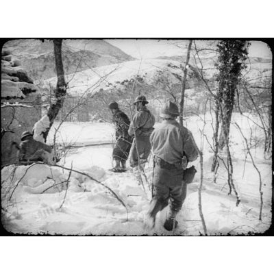 Soldats en patrouille dans la neige.