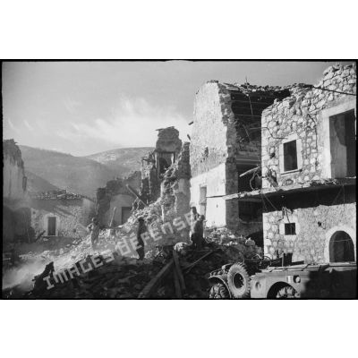 Les maisons sont détruites suite à un bombardement allemand.