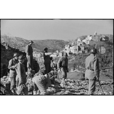 Dans le secteur de la 3e DIA (division d'infanterie algérienne), des sapeurs du 180e BG (bataillon du génie) réparent et empierrent une route menant au village d'Acquafondata.