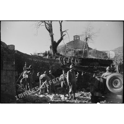 Dans le secteur de la 3e DIA (division d'infanterie algérienne), des sapeurs du 180e BG (bataillon du génie) réparent et empierrent une route menant au village d'Acquafondata.