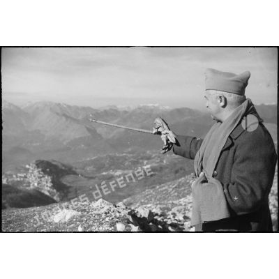 Le général de division Joseph de Goislard de Monsabert, commandant la 3e DIA (division d'infanterie algérienne) se trouve dans le secteur de Sant' Elia et montre les lignes ennemies lors d'une offensive de sa division. Face à lui, le village de Vallerotonda et la vallée du Rapido.