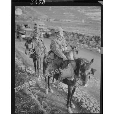 Des goumiers d'un tabor marocain montent en ligne, à cheval.<br>